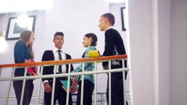 Öğrenciler lisede konuşma