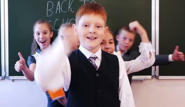 Başparmak gösterilmesini okul