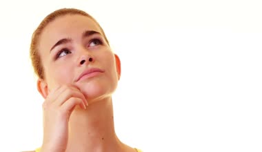 Genç kadın düşünüyor.