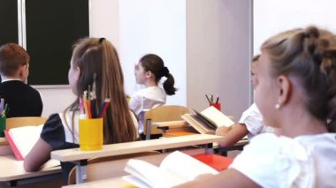 Ellerini yükselterek okul