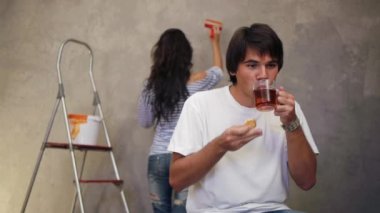 Çalışan kadın ise çay içme adam