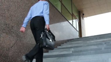 Çalışmak için merdivenleri iş adamı