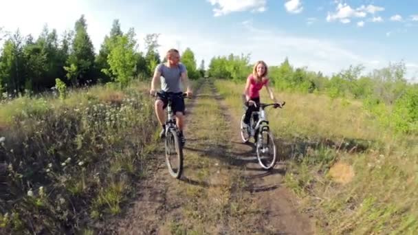 Ciclistas montados en bicicletas — Vídeos de Stock