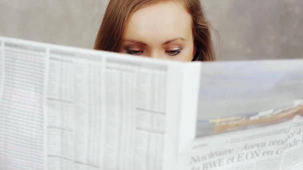 Vrouw die krant leest — Stockvideo
