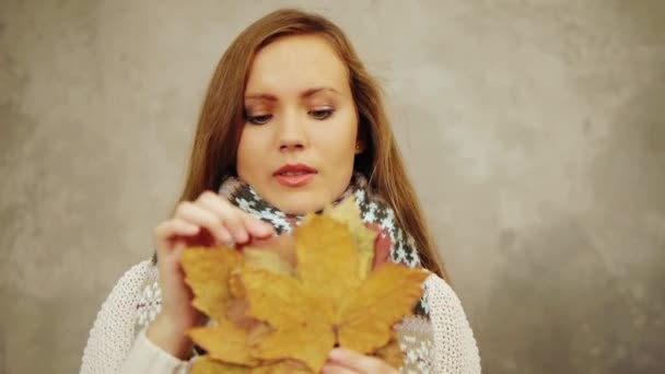 Mujer lanzando hojas — Vídeo de stock