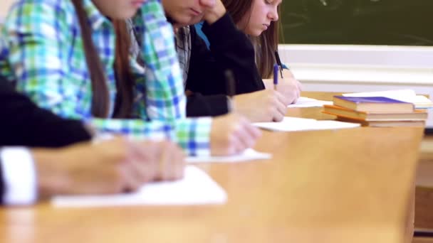 Estudiantes escribiendo manos — Vídeos de Stock