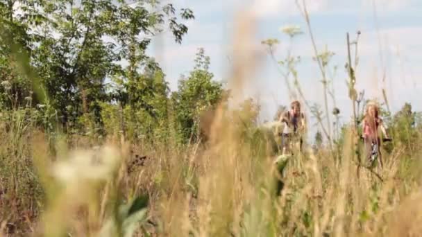 Пара їзда велосипеди — стокове відео