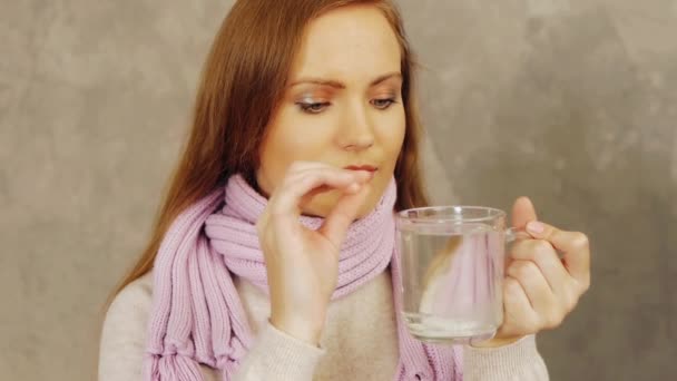 Mulher colocando aspirina no copo — Vídeo de Stock