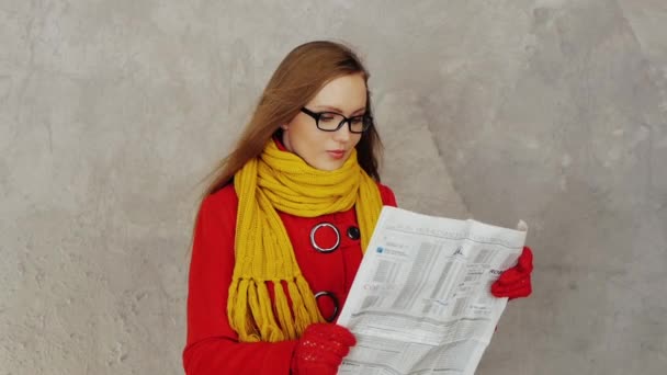 Žena čte noviny — Stock video