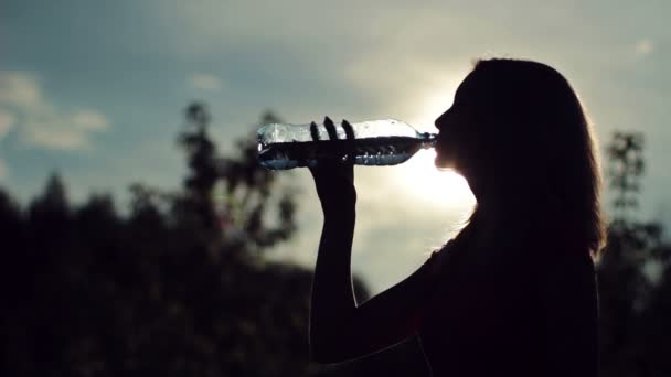 Frau trinkt Wasser — Stockvideo