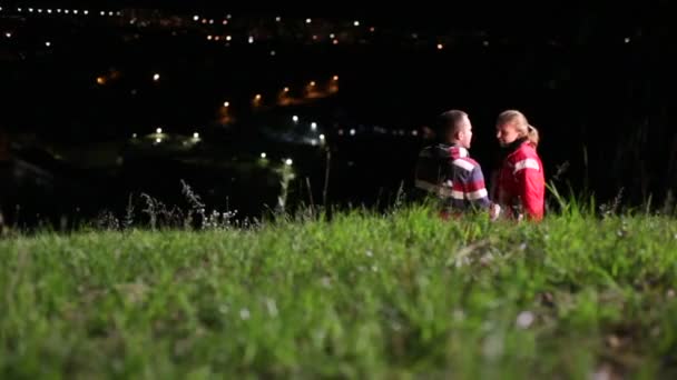 Beso por la noche en el prado — Vídeo de stock