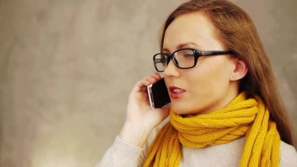 Woman calling by cellphone — Stock Video