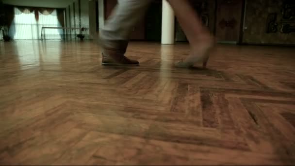 Pasos durante la danza — Vídeos de Stock