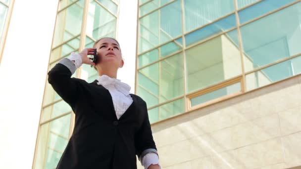 Бізнес-леді дзвонить по мобільному телефону — стокове відео