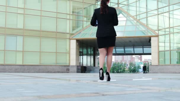 Femme d'affaires marchant près de l'immeuble de bureaux — Video