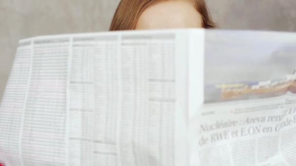 Mujer leyendo el periódico — Vídeo de stock