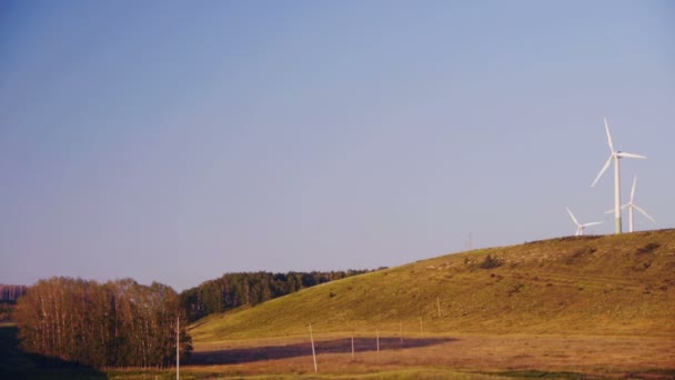 Větrné elektrárny poblíž lesa — Stock video