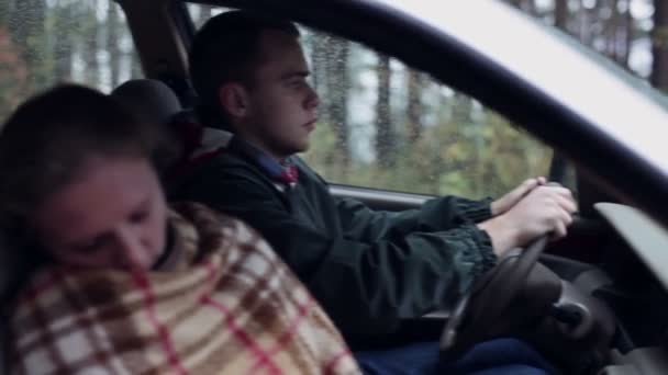 Hombre conduciendo coche y mujer durmiendo — Vídeo de stock