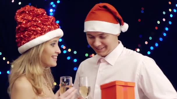 ガール フレンドへのクリスマス プレゼント — ストック動画