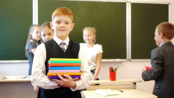 Compañeros de clase tomando libros — Vídeo de stock