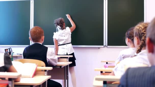 Colegiala escribiendo texto de vuelta a la escuela — Vídeo de stock