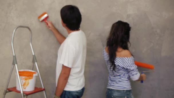 Pareja pintura pared — Vídeo de stock