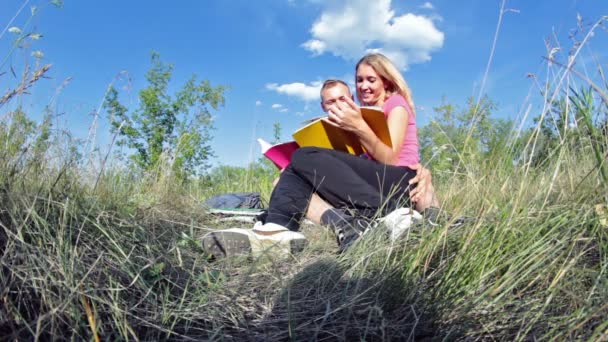 Bacio durante lo studio nel parco — Video Stock