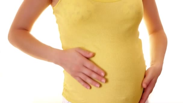 Беременные женщины касаются живота — стоковое видео