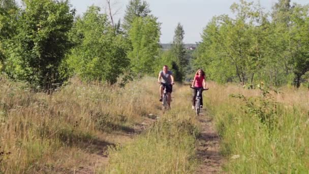Пара їзда на велосипеді в лісі — стокове відео