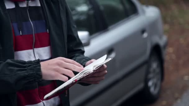 Man reading notes — Stock Video