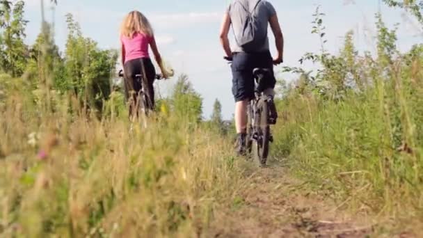 Bicicletas de equitação de casal — Vídeo de Stock