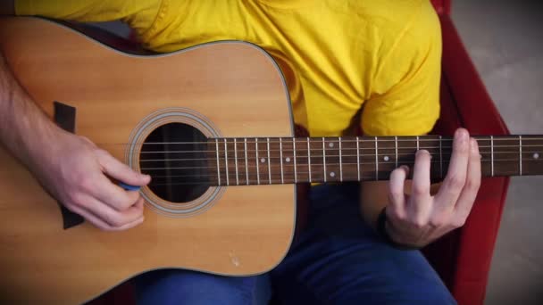 Manos tocando en la guitarra — Vídeo de stock