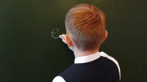 Schoolboy escrever fórmula física — Vídeo de Stock