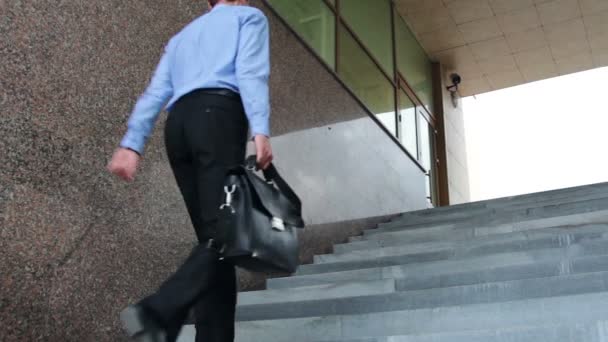 Uomo d'affari che cammina per le scale per lavorare — Video Stock