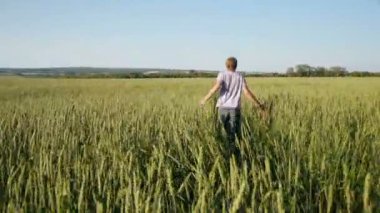 Buğday alanında koşan adam