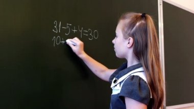 Kız öğrenci yazılı matematik ifade