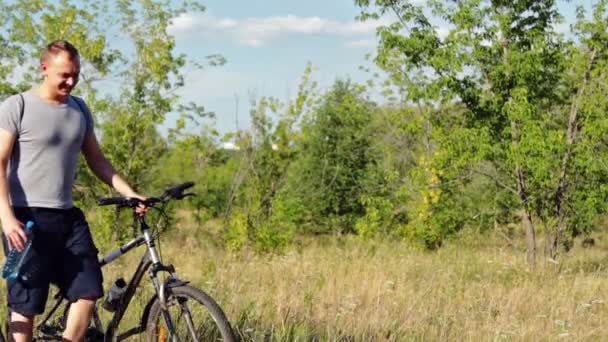 Coppia a piedi con biciclette — Video Stock