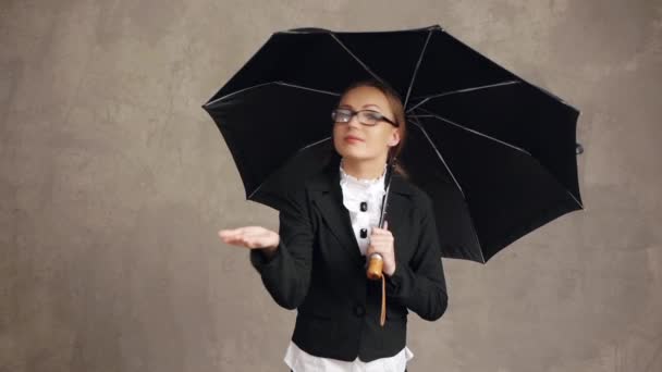 Businesswoman holding umbrella — Stock Video