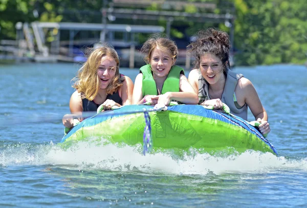 Trois filles sur un tube — Photo