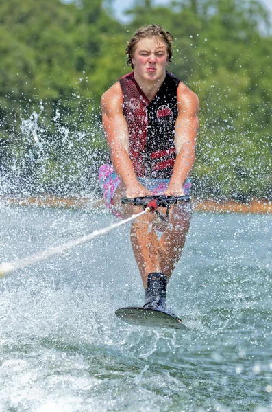 Tiener op een truc Ski — Stockfoto