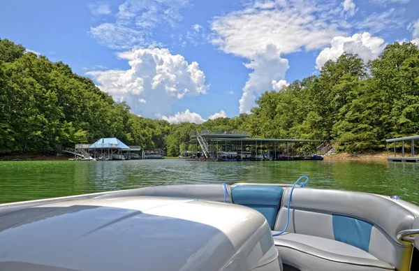 Tomando un barco en el lago — Foto de Stock