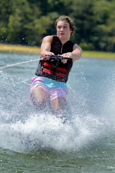 Adolescente chico en truco de esquí — Foto de Stock