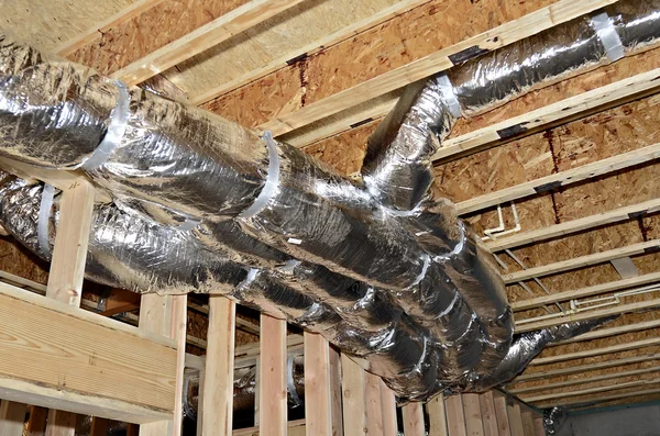 Duct werk, Framing en pijpen in nieuwbouw — Stockfoto