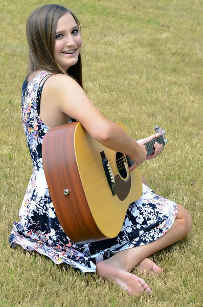 Mooie tiener meisje met gitaar — Stockfoto