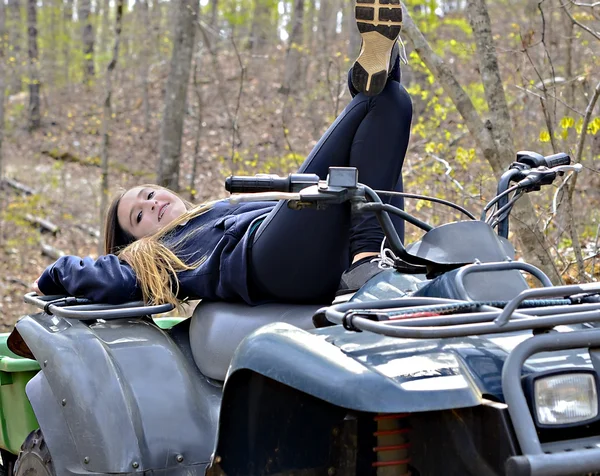 Adolescente em um quatro Wheeler — Fotografia de Stock