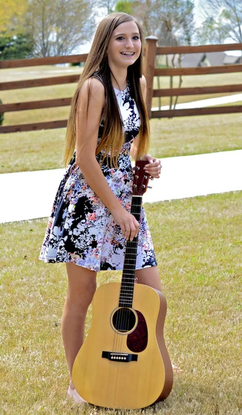 Fille souriante avec guitare — Photo