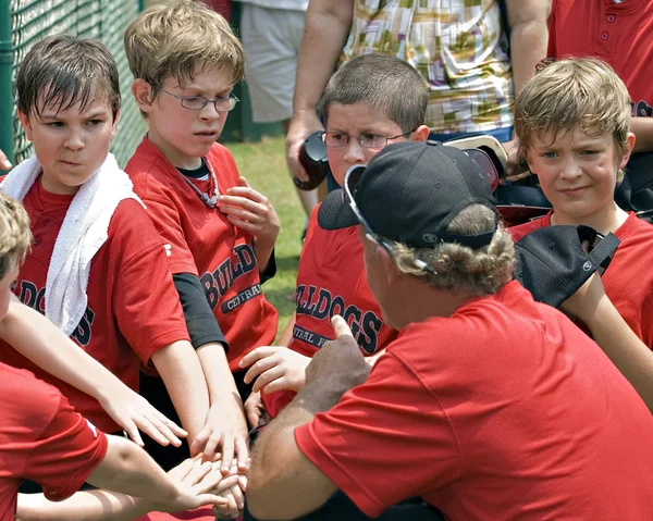 Coaching Little League Baseball Stockafbeelding