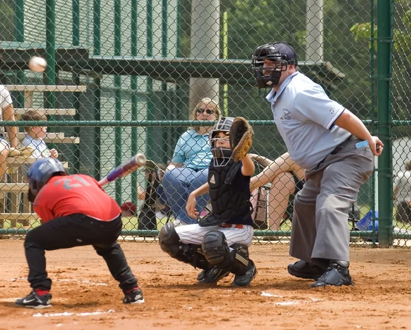 Batedor Dodging uma bola em Little League Baseball — Fotografia de Stock