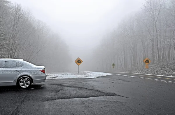 Foggy Road en la cima de una montaña — Foto de Stock