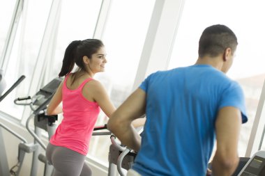 Spor salonunda eğitim insanlar